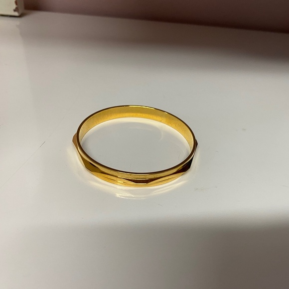 Gold colour bangle - Picture 1 of 2